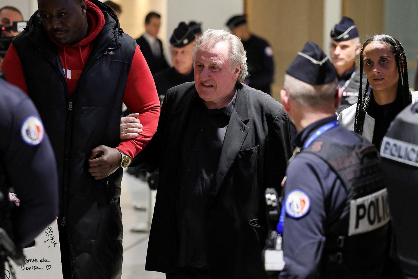 Gérard Depardieu condamné à 18 mois de prison avec sursis pour agressions sexuelles sur le tournage du film « Les Volets verts »