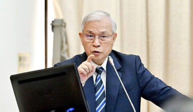 Central bank tells financial firms to follow forex rules