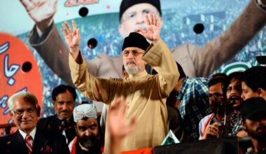 Han er leder i islamisk organisation, der skriver om »sharia« og »stening til døde«. Nu står han til at få dansk statsborgerskab