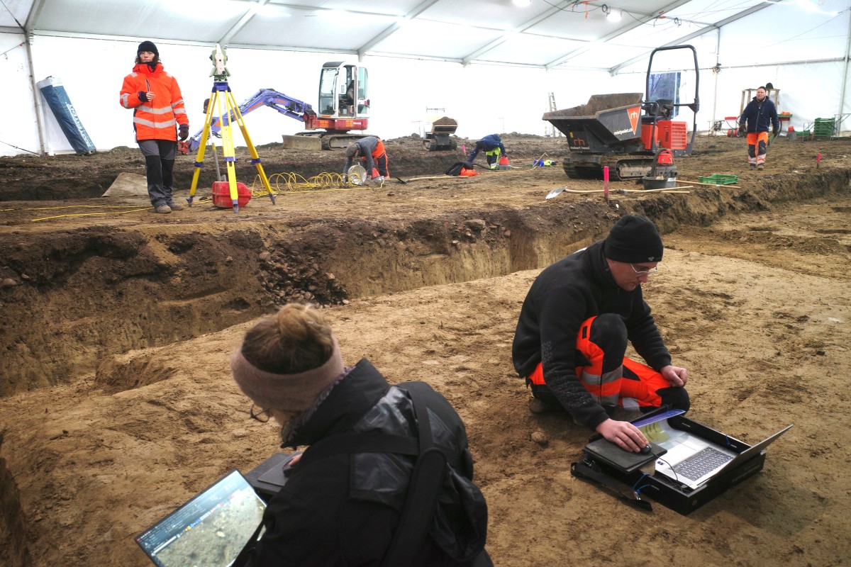 In the courtyards behind the Roman strip dwellings, a number of shafts were found. Credit: Kanton Aargau