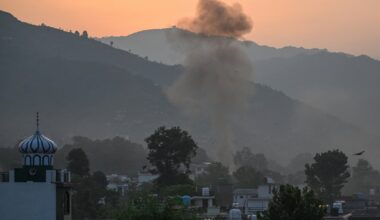 How do India and Pakistan’s armies and nuclear arsenals compare to each other?