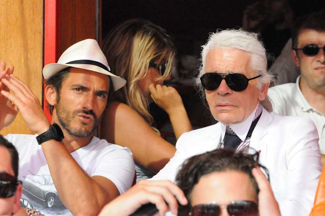 Lagerfeld Der Designer Karl Lagerfeld (r) und sein Bodyguard Sebastien Jondeau sitzen am 05.08.2010 in St. Tropez im Hafen-Cafe Senequier. Foto: Stephan Witte/KDF-TV & Picture/dpa