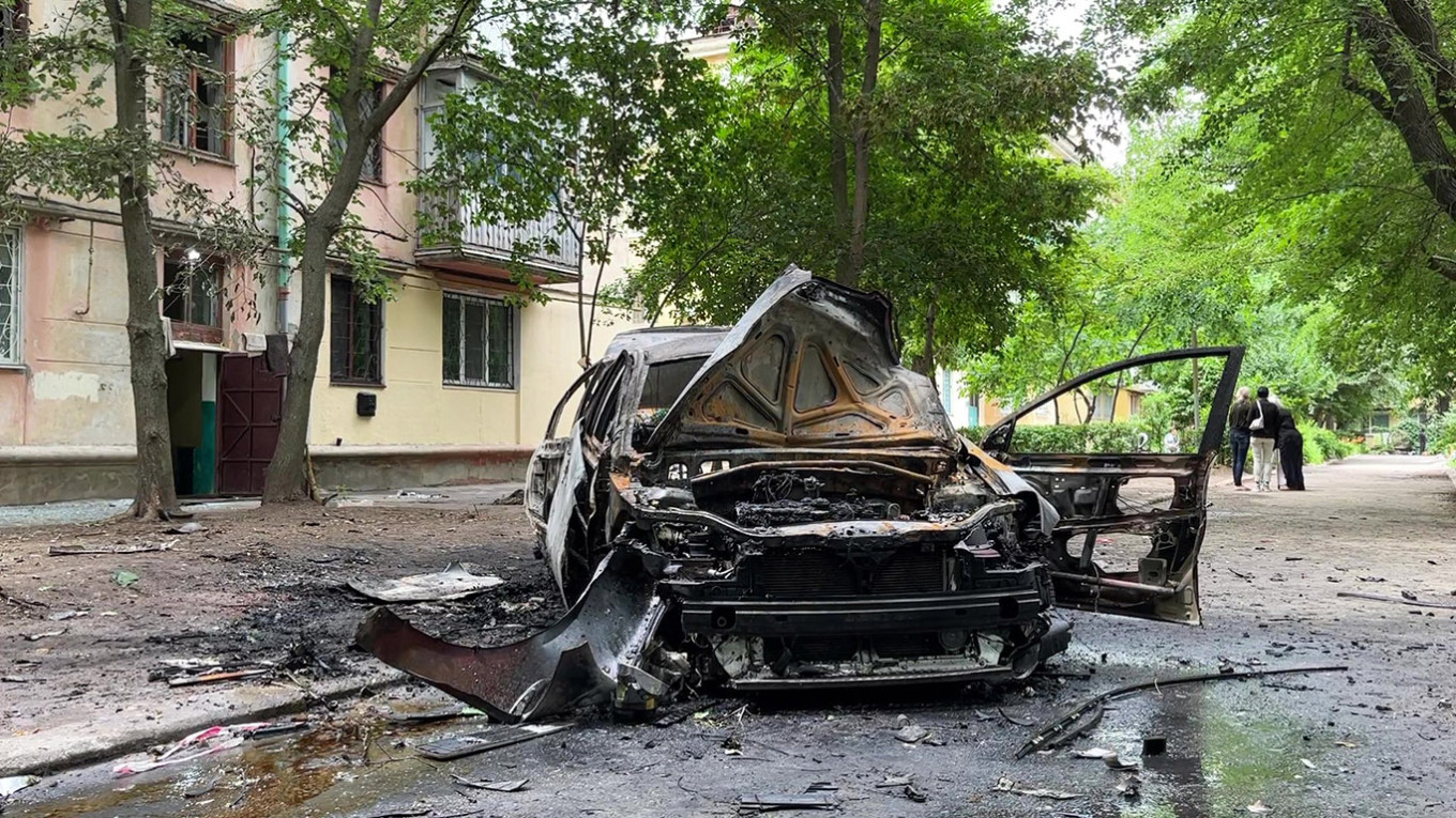
					The aftermath of the car bombing that killed Dmitry Savluchenko.					 					Vladimir Bondarenko / TASS				