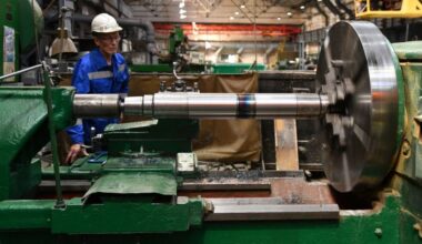 Russian economic growth slows significantly, official figures show