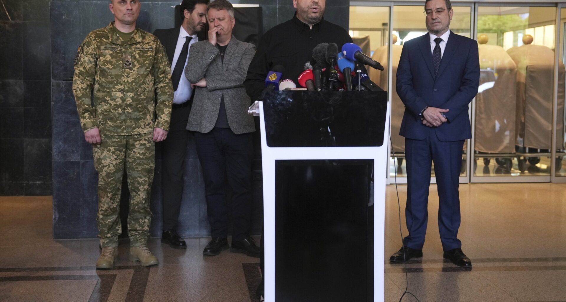 Trump says he will call Putin, followed by Zelenskyy, on Monday to discuss war in Ukraine