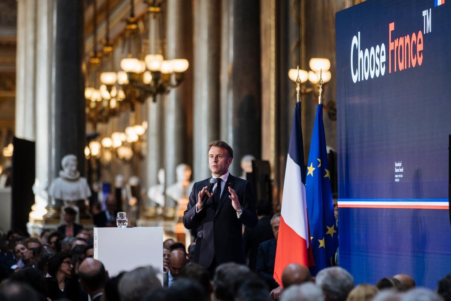 Au sommet Choose France, Emmanuel Macron se prononce pour la suppression de la directive européenne sur le devoir de vigilance