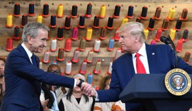 Le président américain Donald Trump et le directeur général de LVMH Bernard Arnault, lors d'une visite de la nouvelle usine Louis Vuitton à Alvarado (Texas), le 17 octobre 2019. Un atelier de la marque française Louis Vuitton est inauguré au Texas par Donald Trump, en présence de Bernard Arnault, PDG de LVMH, qui avait indiqué au président américain en 2017 qu'il était prêt à investir davantage aux États-Unis. (Photo de Nicholas Kamm / AFP)