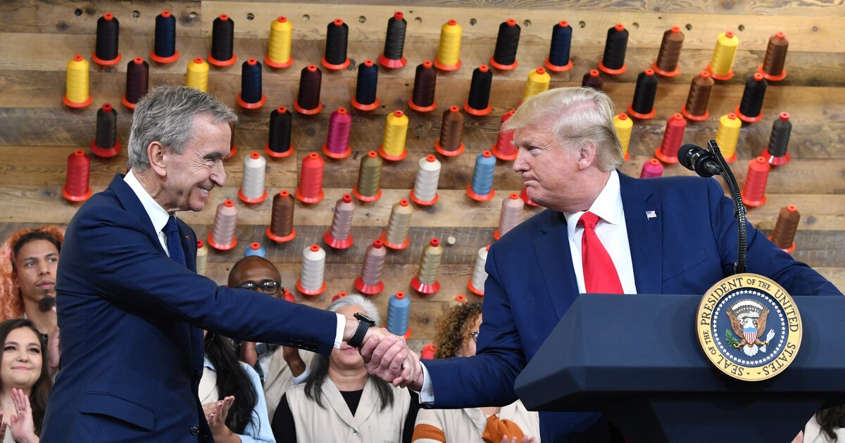 Le président américain Donald Trump et le directeur général de LVMH Bernard Arnault, lors d'une visite de la nouvelle usine Louis Vuitton à Alvarado (Texas), le 17 octobre 2019. Un atelier de la marque française Louis Vuitton est inauguré au Texas par Donald Trump, en présence de Bernard Arnault, PDG de LVMH, qui avait indiqué au président américain en 2017 qu'il était prêt à investir davantage aux États-Unis. (Photo de Nicholas Kamm / AFP)