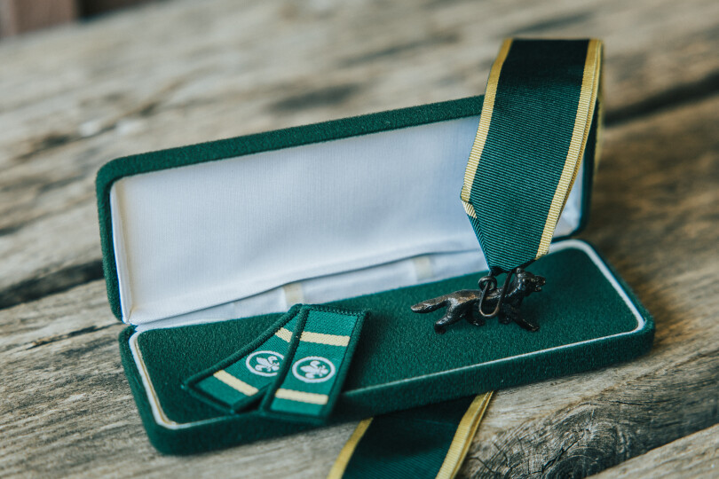 Le Bronze Wolf Award reçu par le grand-duc héritier pour son engagement auprès du mouvement Scout au Luxembourg, le 17 mai 2025.