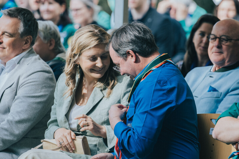 Le grand-duc héritier a reçu le Bronze Wolf Award sous les yeux de son épouse Stéphanie, pour son engagement auprès du mouvement Scout au Luxembourg, le 17 mai 2025.