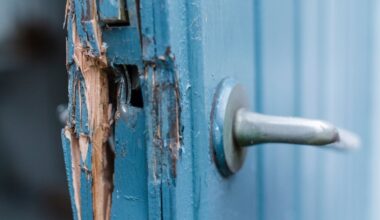 Eine Tür wird von der Polizei aufgebrochen – zahlen müssen am Ende nicht etwa die Beamten oder der Staat, sondern die Mieter. Warum das so ist, hat jetzt das LG Köln entschieden.