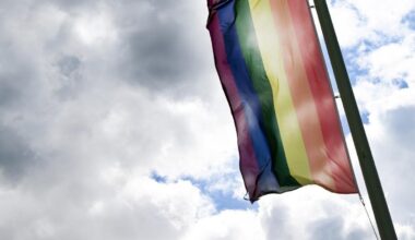 Bundestag: Klöckner lässt Regenbogenflagge auf Reichstagsgebäude hissen