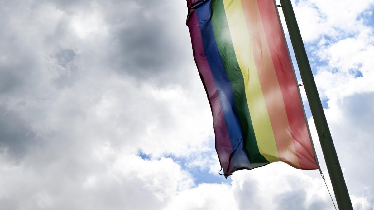 Bundestag: Klöckner lässt Regenbogenflagge auf Reichstagsgebäude hissen