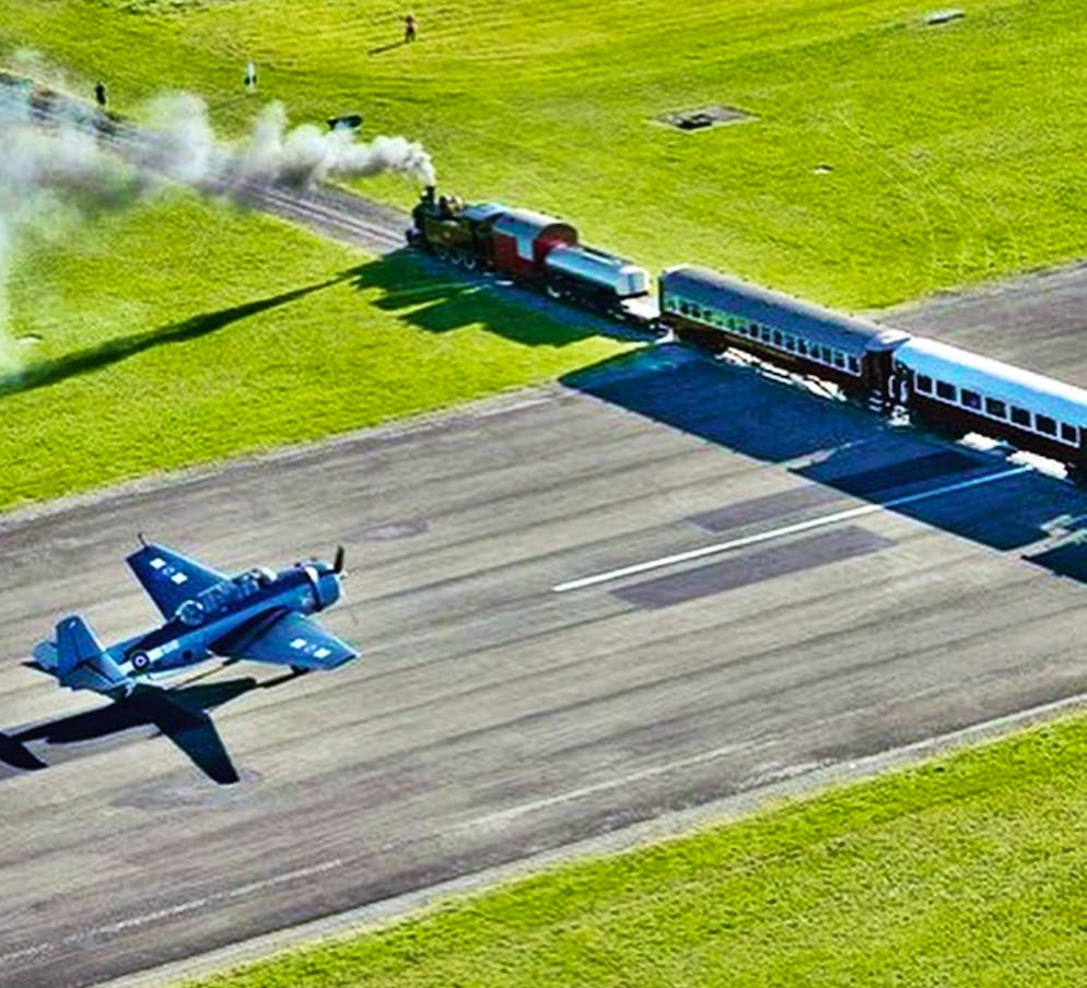 Ein Flugzeug auf der Startbahn am Flughafen Gisborne in Neuseeland. 