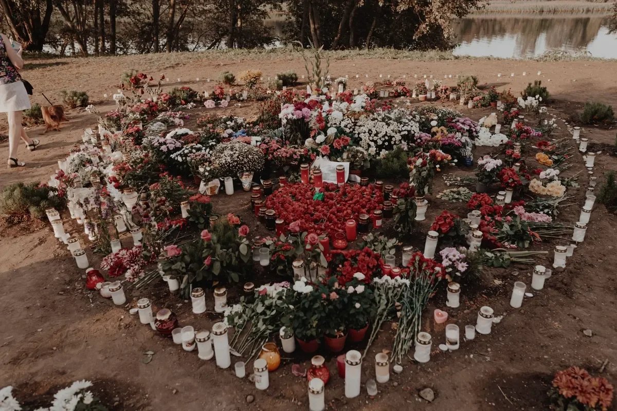 Improvised memorial where monument in Narva once stood. Photo: Vladislava Snurnikova, for Novaya Gazeta Europe
