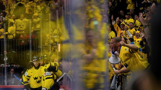 William Karlsson och William Nylander firar ett av Tre Kronors mål i kvartsfinalen mot Tjeckien.