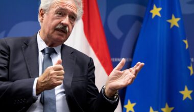 Das Foto zeigt den früheren luxemburgischer Außenminister Jean Asselborn. Er gibt ein Interview und hält seine Hände nach vorne.