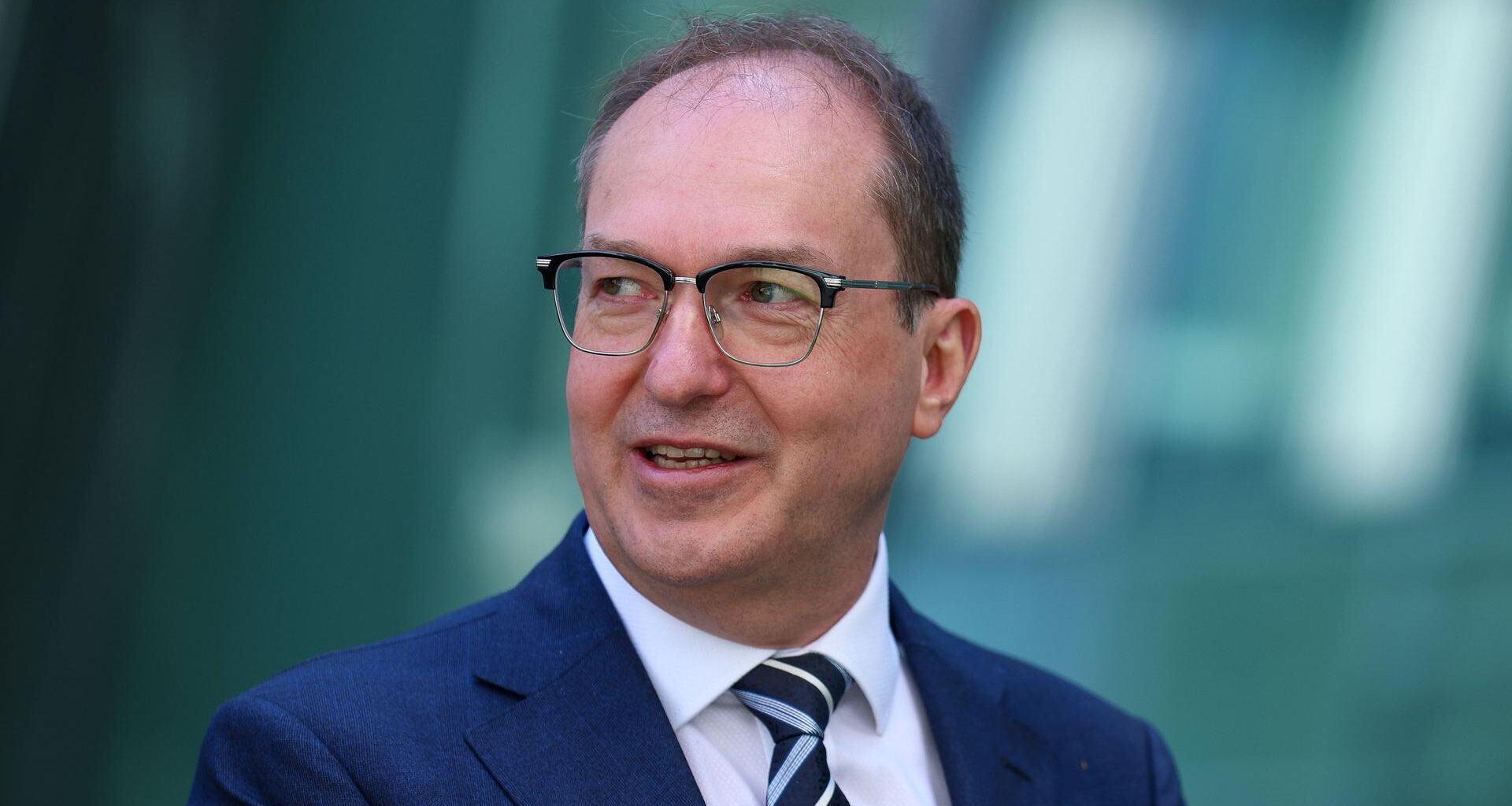 Alexander Dobrindt, Vorsitzender der CSU-Landesgruppe, schaut zur Seite und spricht.