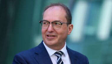 Alexander Dobrindt, Vorsitzender der CSU-Landesgruppe, schaut zur Seite und spricht.