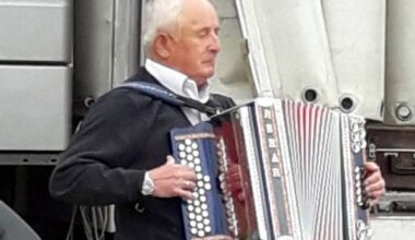 Slovenija žaluje, umrl harmonikaš Alojz, bil je velik navijač Tine Maze