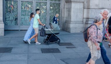 Dos personas pasean con un carrito de bebé. - Europa Press