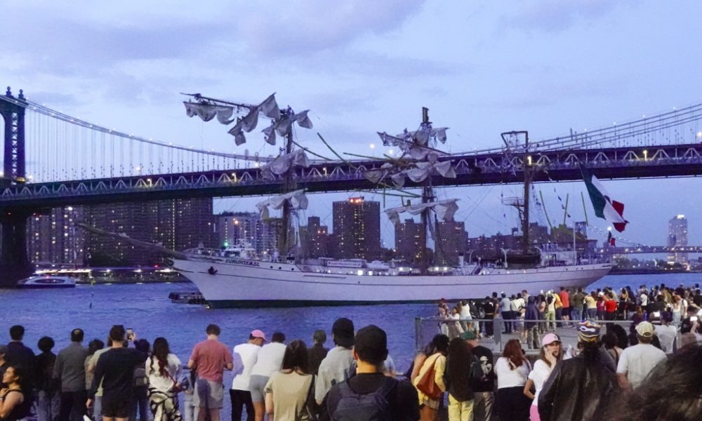 Un voilier mexicain heurte un pont à New York: deux morts