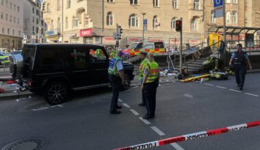 Auto fährt in Menschengruppe – Polizei geht von Unfall aus