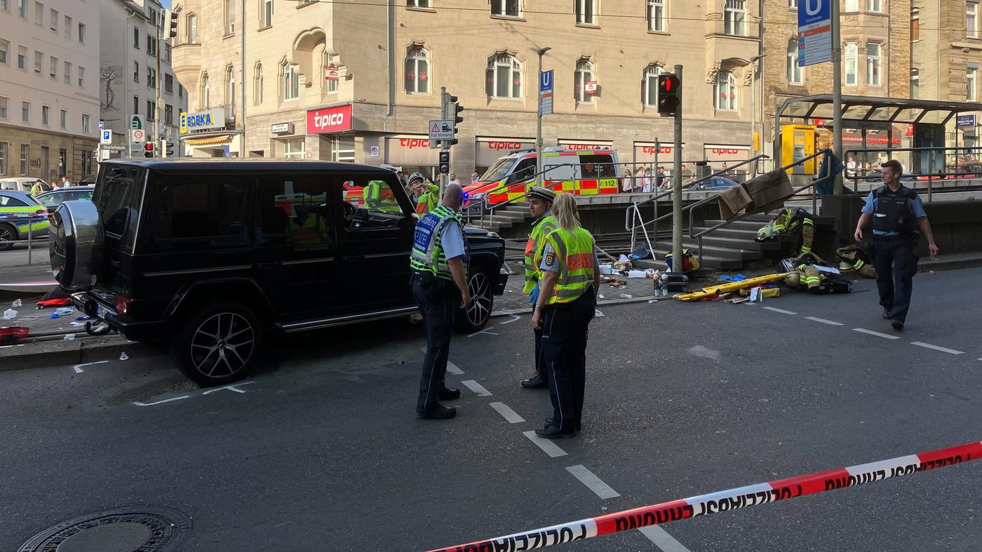Auto fährt in Menschengruppe – Polizei geht von Unfall aus