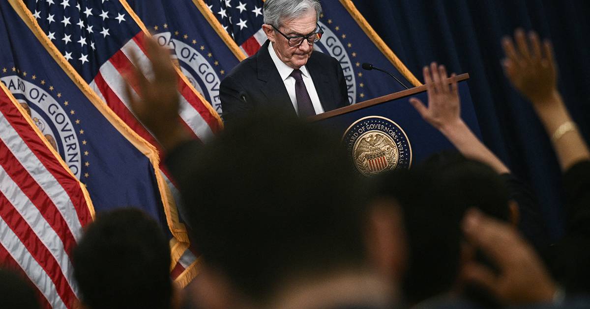 Fed holds rates steady, says tariffs will slow economy