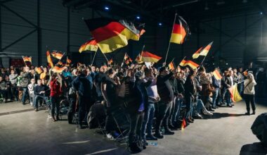 Warum die AfD jetzt noch aggressiver werden will — Der Verfassungsschutz hat die AfD als gesichert rechtsextrem eingestuft. Die Partei gibt sich empört – und dürfte künftig noch radikaler auftreten.