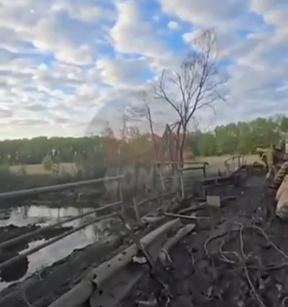 Russian soldiers on a bridge got hit by Ukrainian strikes near Tyotkino, Kursk Oblast. May 2025