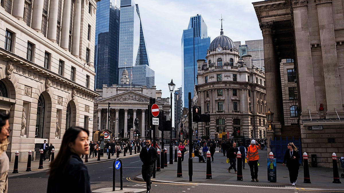 Bank Of England Eases, Fed Holds Rates