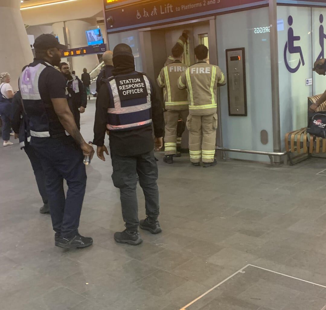 Folks are stuck in the lift at London Bridge Station😬