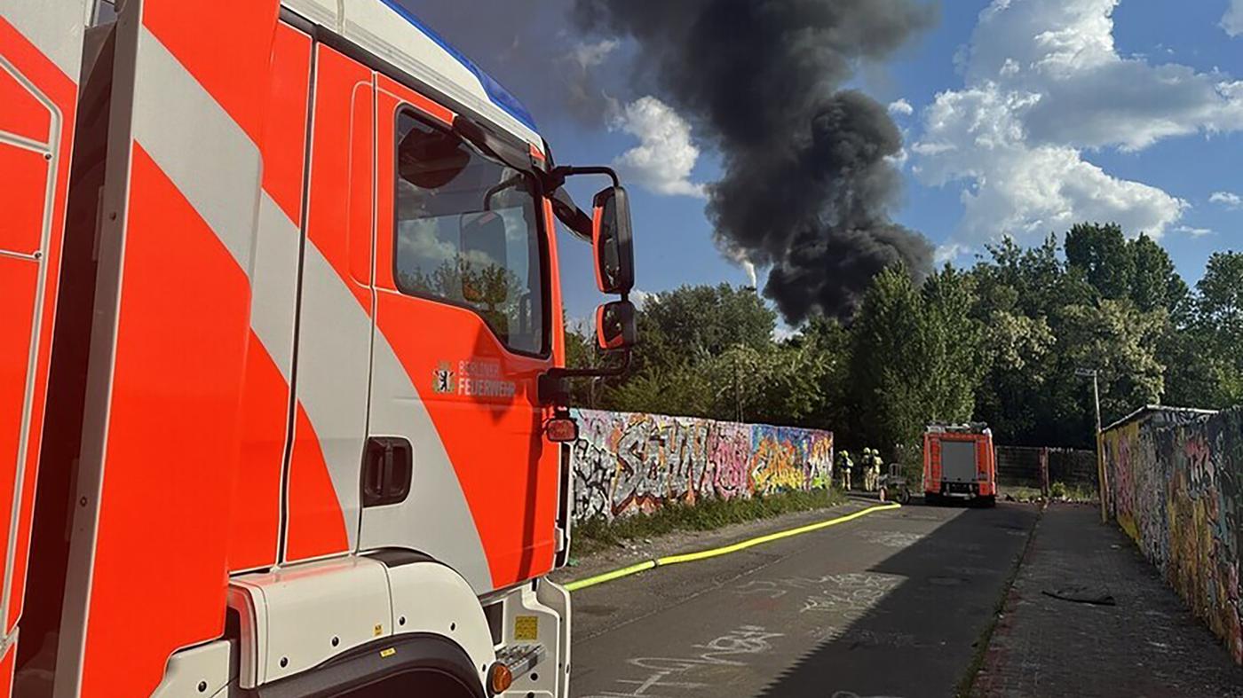 Großbrand in Spandauer Laubenkolonie und Kfz-Betrieb ist gelöscht