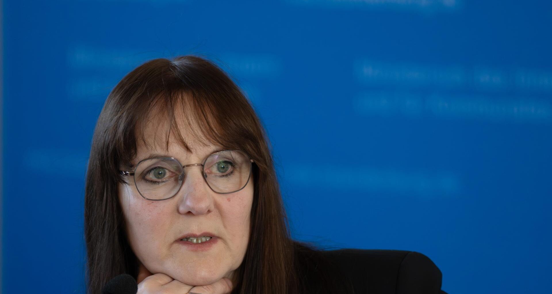 Katrin Lange (SPD), Brandenburgs Ministerin des Inneren und für Kommunales, spricht während einer Pressekonferenz nach dem Treffen mit Landrätinnen, Landräten und Oberbürgermeistern.