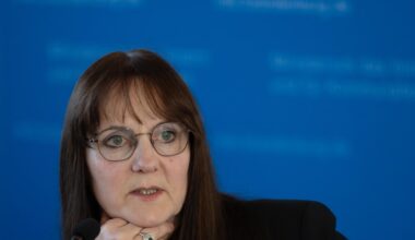 Katrin Lange (SPD), Brandenburgs Ministerin des Inneren und für Kommunales, spricht während einer Pressekonferenz nach dem Treffen mit Landrätinnen, Landräten und Oberbürgermeistern.
