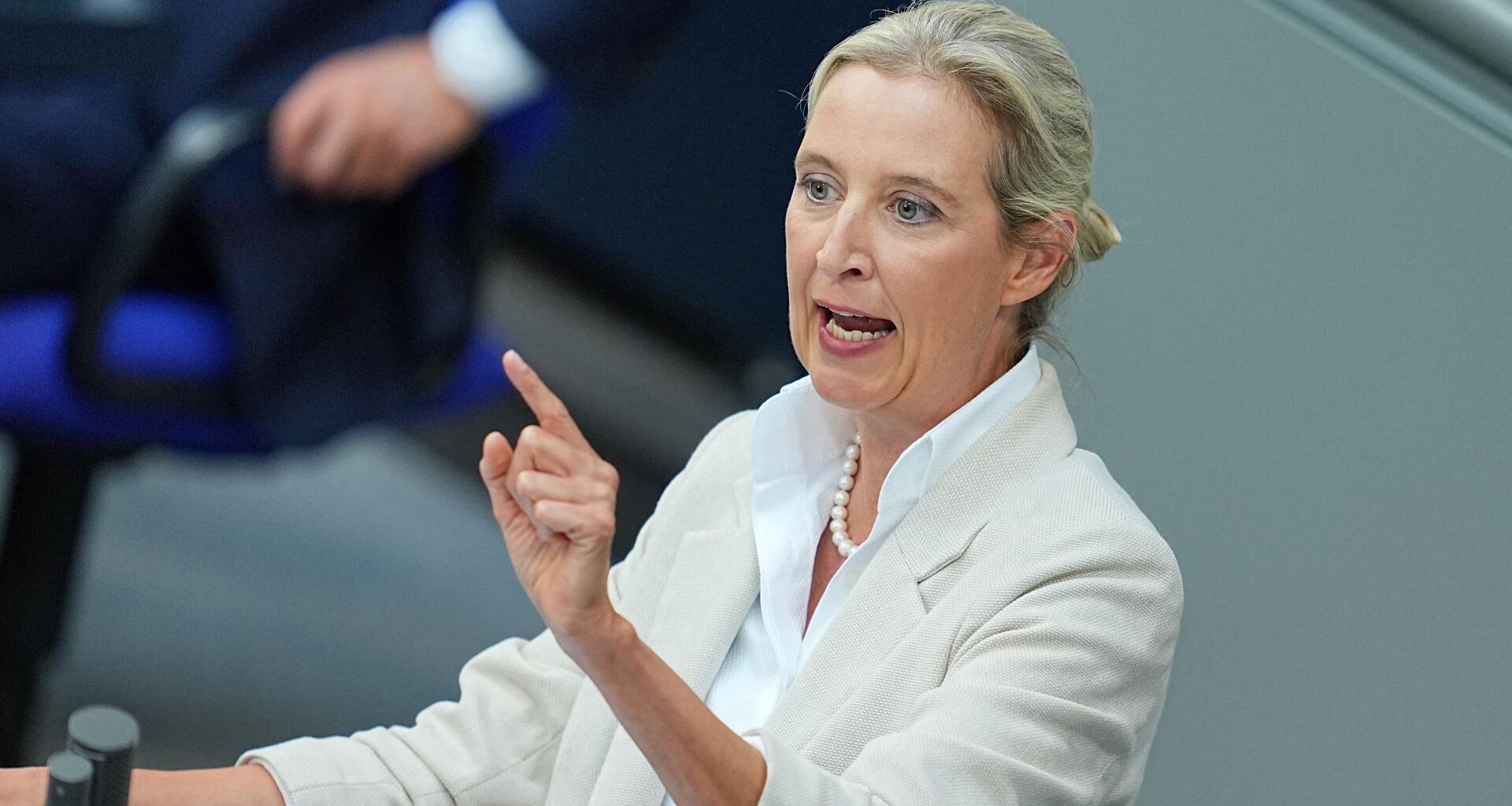 Das Bild zeigt Alice Weidel, Bundesvorsitzende und Fraktionsvorsitzende der AfD. Sie spricht nach der Regierungserklärung des Bundeskanzlers im Plenum des Bundestags.