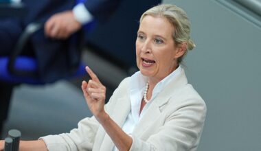 Das Bild zeigt Alice Weidel, Bundesvorsitzende und Fraktionsvorsitzende der AfD. Sie spricht nach der Regierungserklärung des Bundeskanzlers im Plenum des Bundestags.