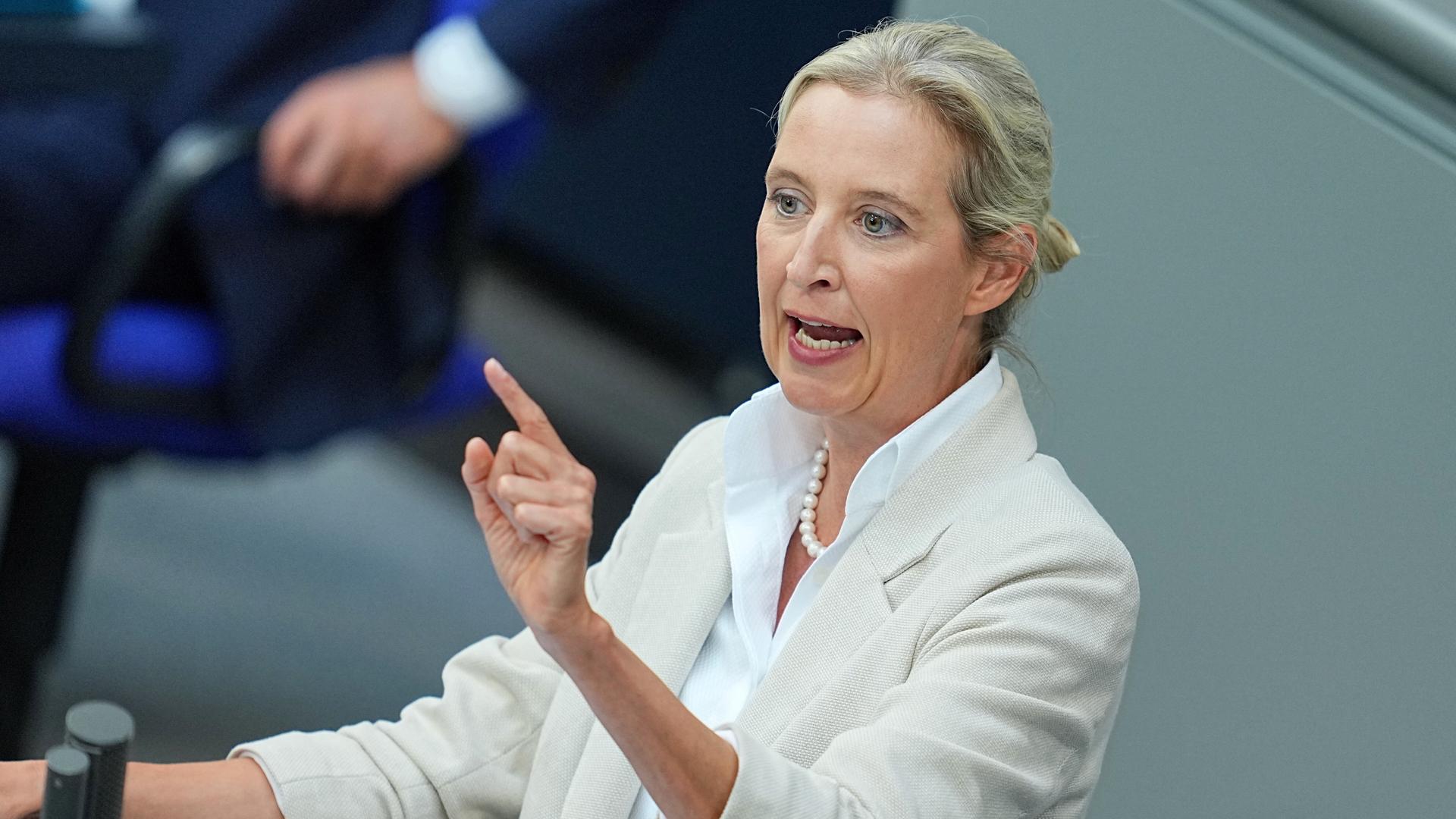 Das Bild zeigt Alice Weidel, Bundesvorsitzende und Fraktionsvorsitzende der AfD. Sie spricht nach der Regierungserklärung des Bundeskanzlers im Plenum des Bundestags.