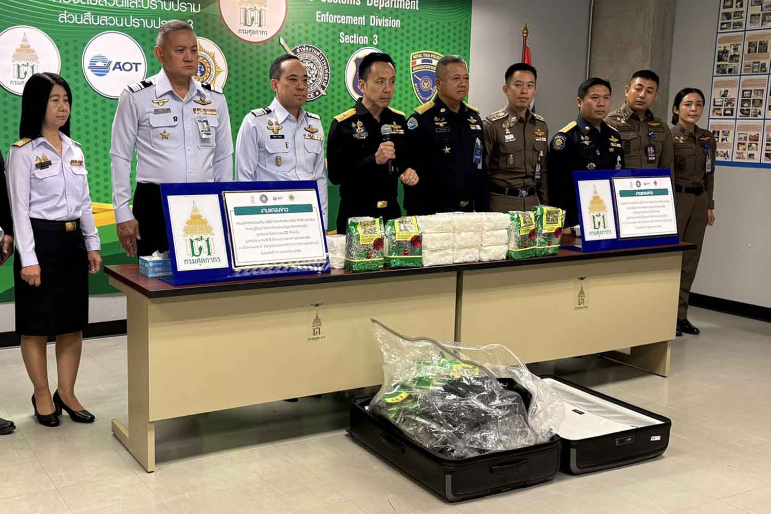 Officials display a quantity of 'ice' found in a bag during a press conference at Suvarnabhumi airport on Monday. (Photo: Sutthiwit Chayutworakan)