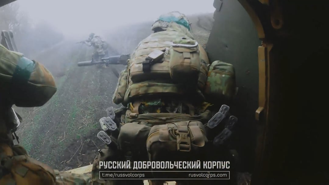 New footage of the Russian Volunteer Corps (group of Russians fighting for Ukraine against Russia) storming a position in the Kupyansk direction. [Published 29.05.2025]