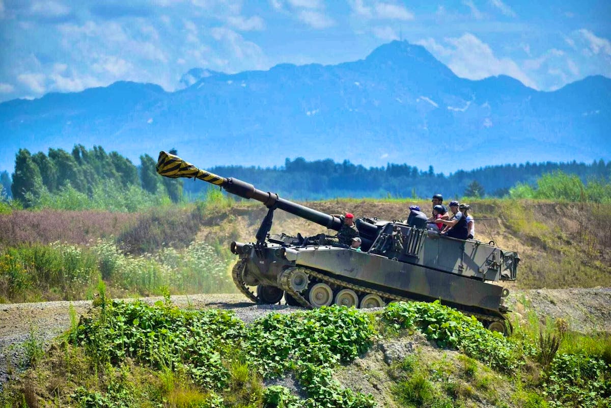 Un obusier M109 en action (photo d'illustration). Un obusier M109 en action (photo d'illustration).
