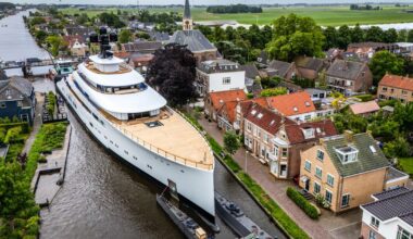Op één na grootste megajacht ooit gebouwd vaart door regio: bruggen langer open dan gebruikelijk