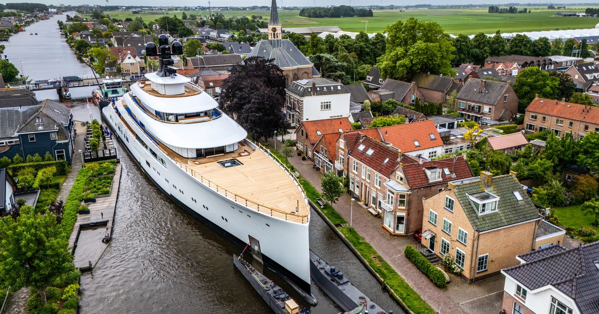 Op één na grootste megajacht ooit gebouwd vaart door regio: bruggen langer open dan gebruikelijk