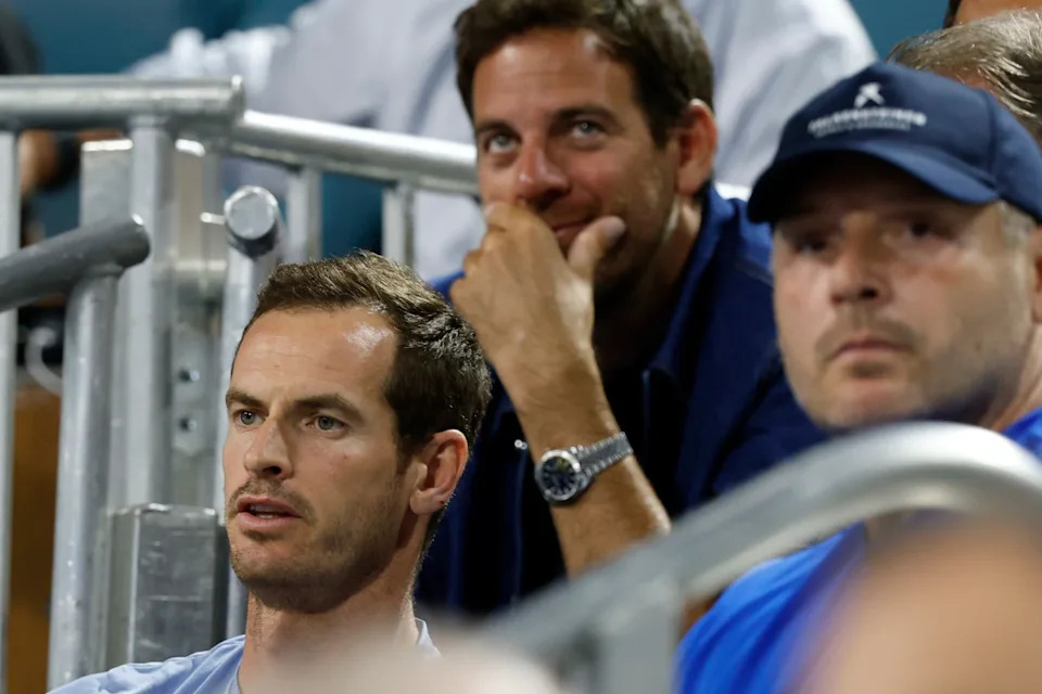 Andy Murray (L), coach of Novak Djokovic (SRB)(not pictured) looks on in front of Juan Martin del Potro© Geoff Burke-Imagn Images