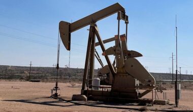 US oil prices drop more than $1 as inventory build raises oversupply fear