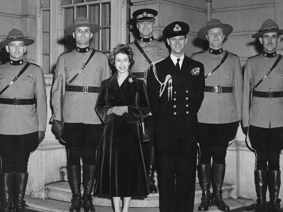19th November 1951: Canadian Mounties with Princess Elizabeth and the Duke of Edinburgh during their Royal tour of Canada. (Photo by Hulton Archive/Getty Images)