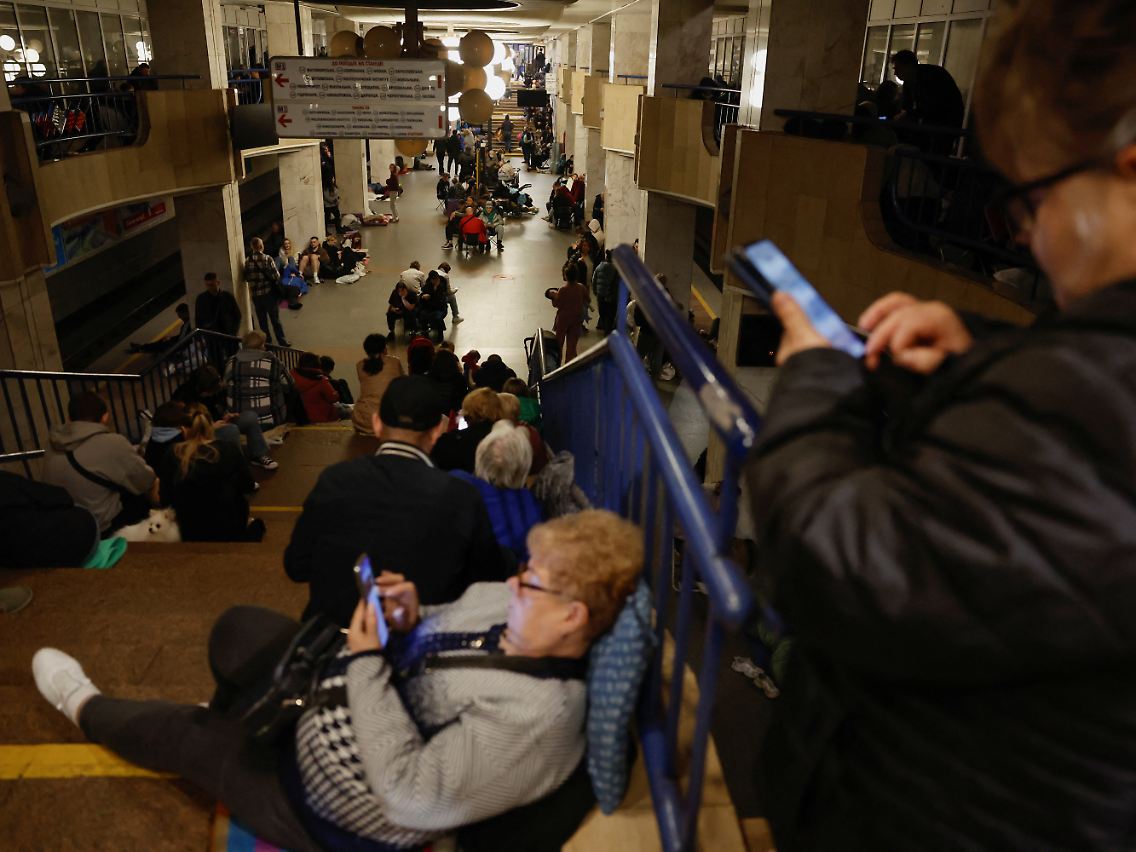 In Kiew verbrachten zahlreiche Menschen die Nacht in U-Bahnhöfen, um Schutz vor dem russischen Terror zu finden.