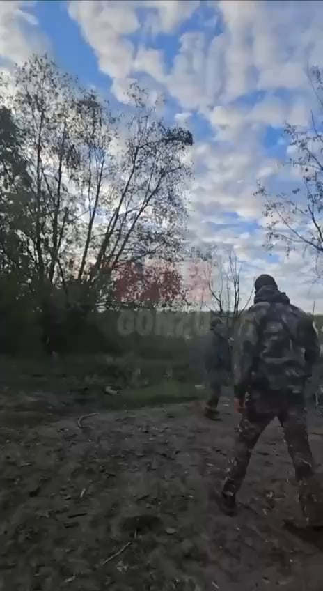 Russian soldiers on a bridge gets hit by Ukrainian strike near Tyotkino, Kursk Oblast. May 2025