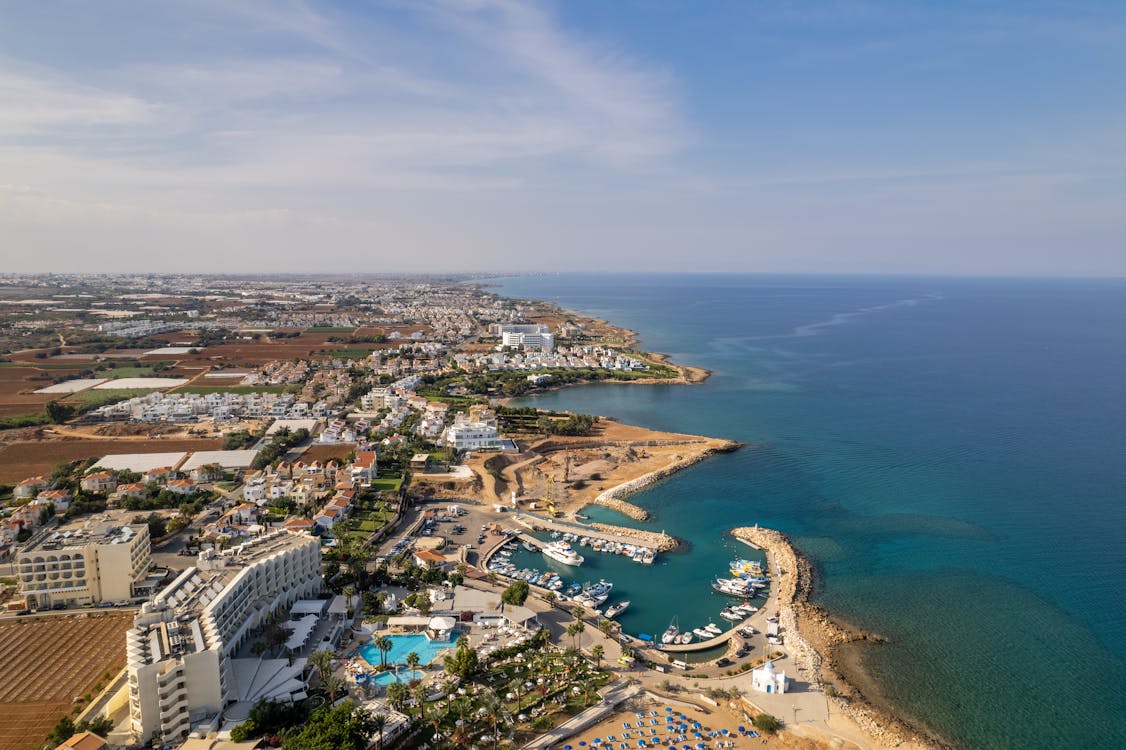 cover Cyprus Business Now: Hellenic Bank, Eurobank, Inflation, Oev, Rodon Hotel